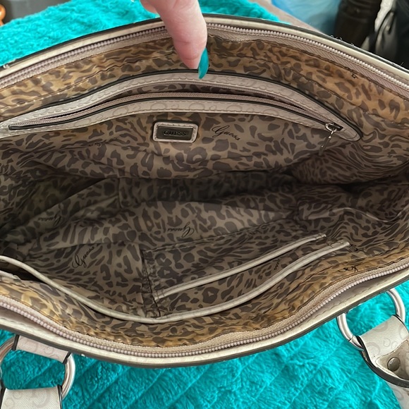 Guess purse - Picture 4 of 4